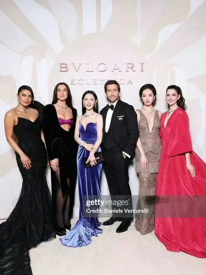 一整个草台班子，像极了平时去玩发现一个景点不错，朋友们轮流拍照的意思，每个人站一