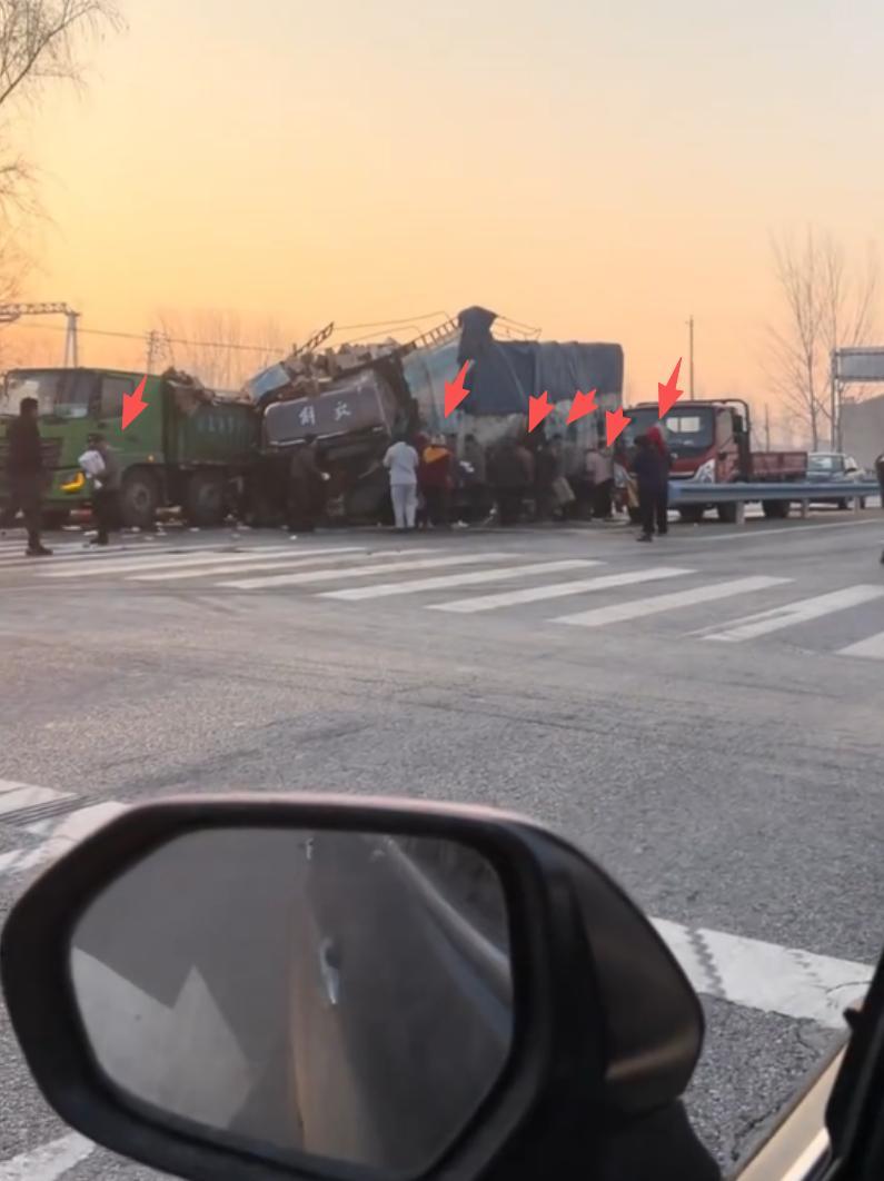 河南货车侧翻遭哄抢，5人被拘！官方出手，全部追回！

河南货车侧翻，日化用品散落