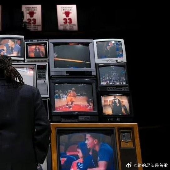 《罗斯竟能让两任妻子相处融洽如姐妹，其前妻近日还和现任一同，为罗斯主题的服饰拍摄