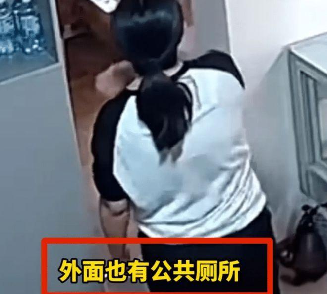 云南昆明，一名孕妇早上获得咖啡店员同意使用厕所，下午她再次未经打招呼直接冲进店，