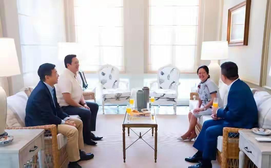 菲律宾刚学会聪明，总统夫人出面请客。
       菲律宾总统马科斯夫人丽莎·马