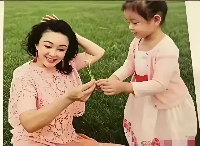 兰姐对孙女小玥玥的疼爱，从来都不加掩饰，完完全全写在脸上，藏在每一次陪伴里。
自