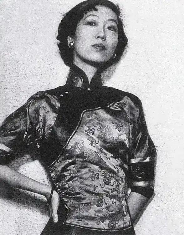 1938年，张爱玲40岁的父亲趁妻子熟睡，偷偷摸进18岁女儿的卧室。看见张爱玲昏