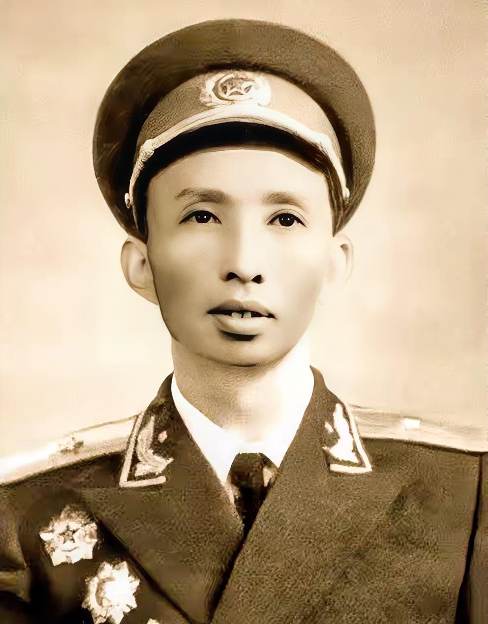 他是开国少将￼￼￼。1928年入党，历经长征、抗日与解放战争，任山东兵团参谋长、