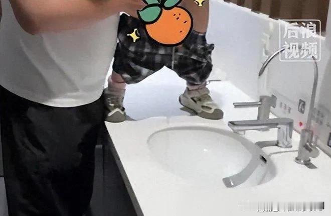 妻子回家竟然看见丈夫正对着洗手池解手，勃然大怒，指责丈夫背着她干这种龌龊事。
丈