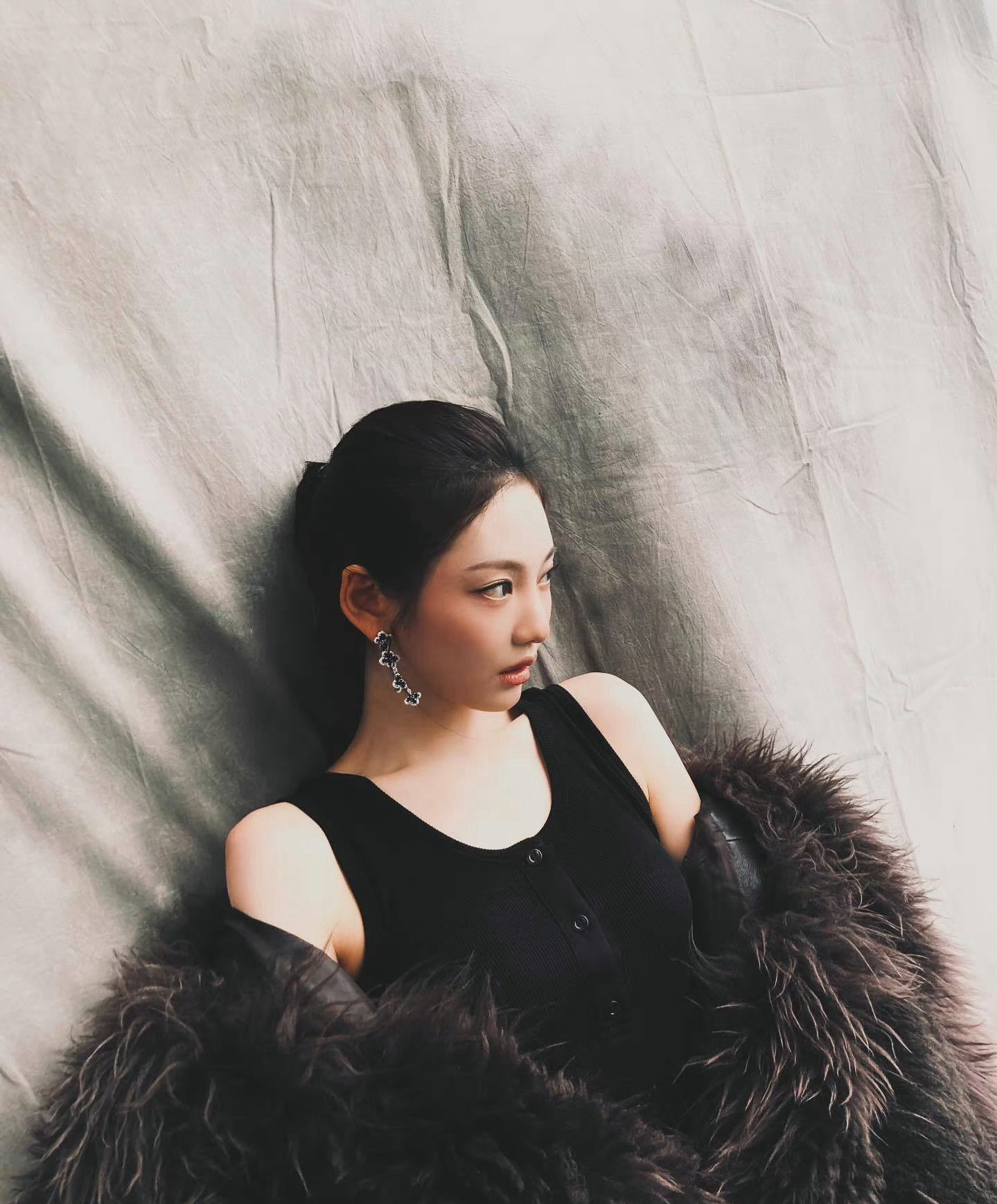 #宁艺卓时尚表现力# 这挡不住的贵气感🈶，超绝体态➕完美头型，时尚表现力爆棚[