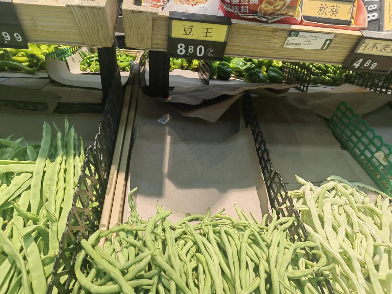 老聂今天去超市想买点豆角，一看价格吓了一跳，有的豆角都快赶上猪肉价格了，老聂可是