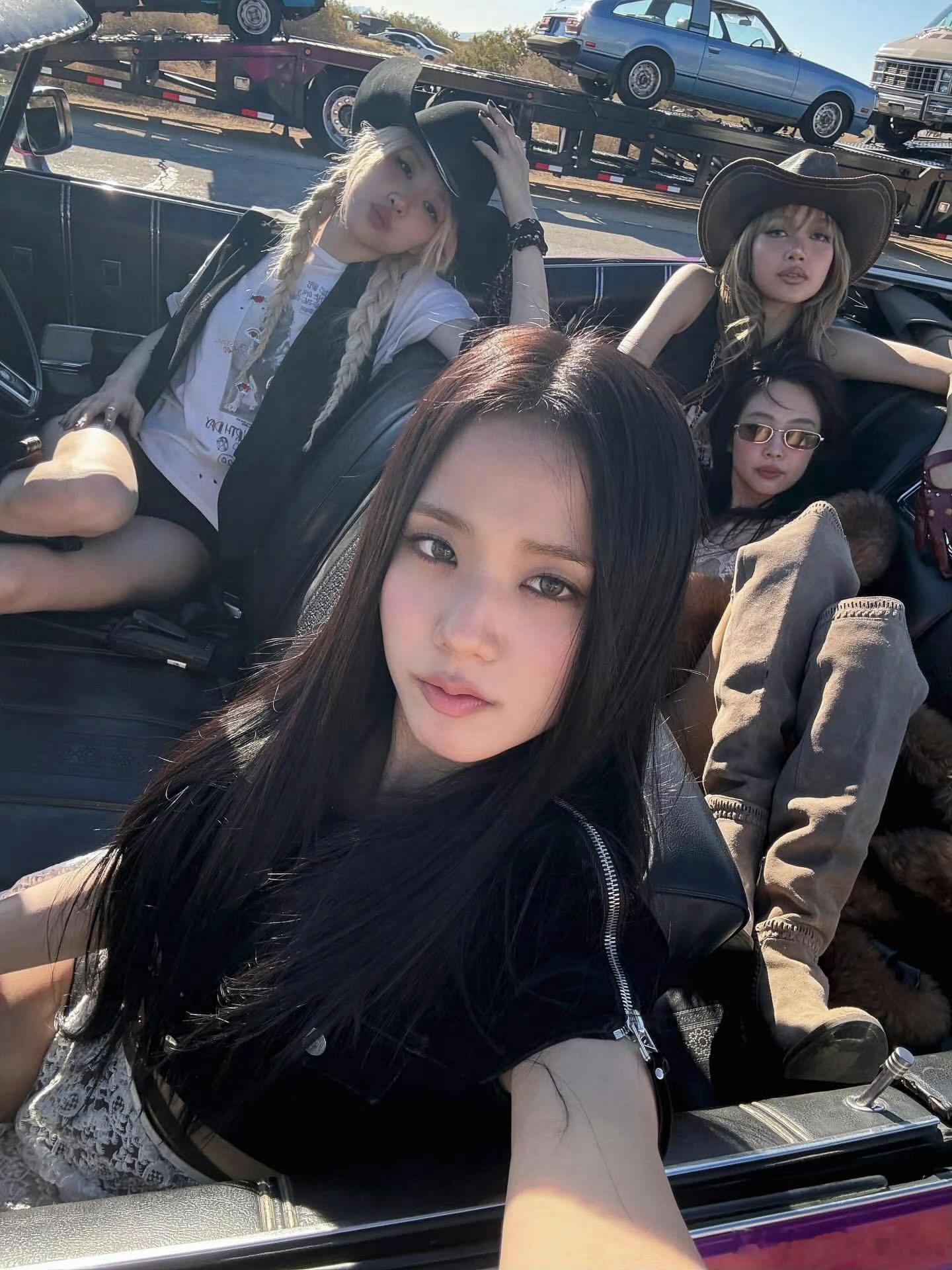 BLACKPINK九周年合照Jisoo ins更新 “9”，庆祝粉墨出道九周年。