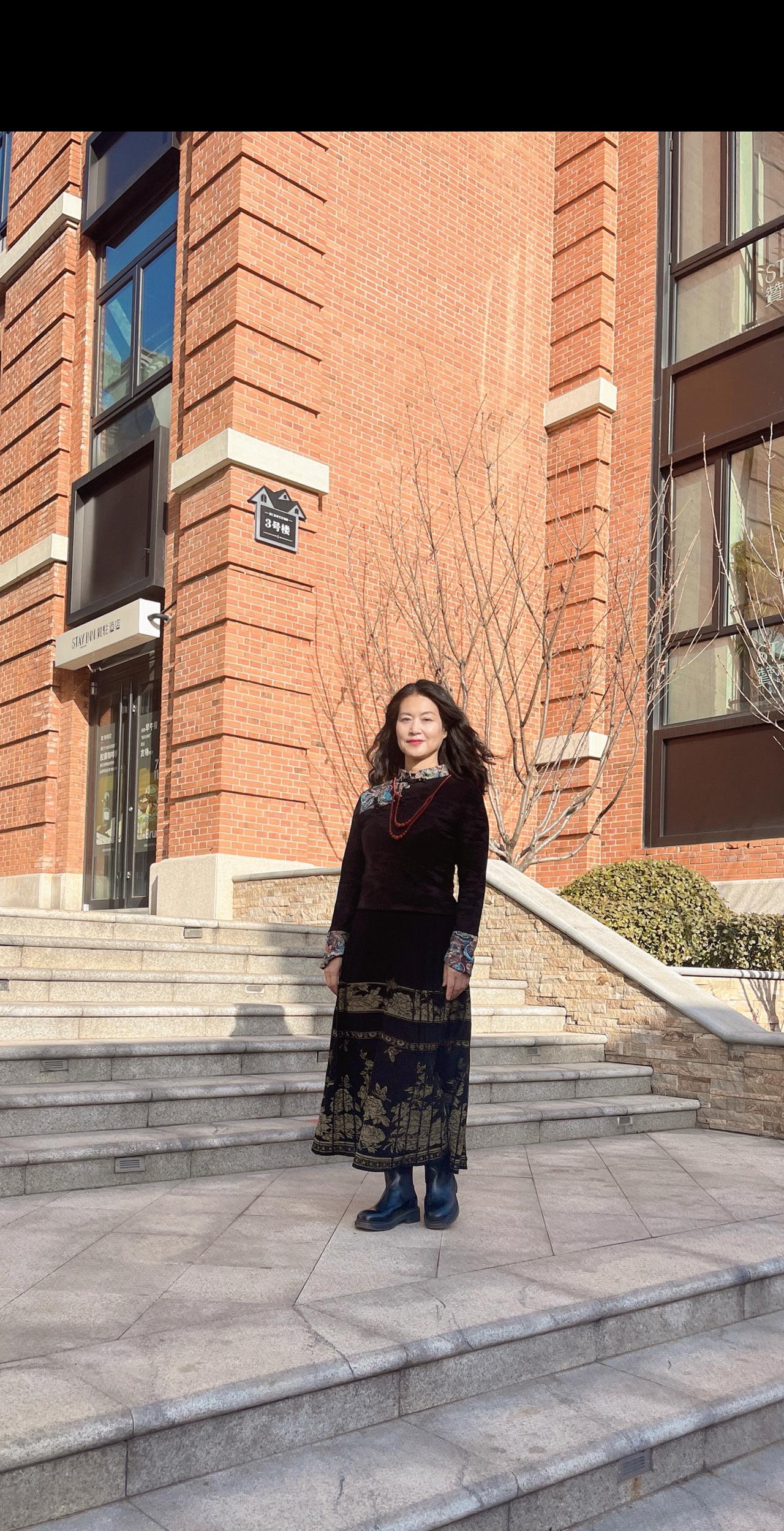 跋过山，涉过水，来时沐浴过风景。跨沧海，越桑田，追赶光阴不变的决心。丢了的相遇，