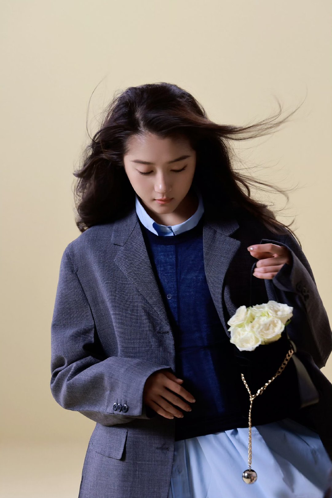 关晓彤氛围感拍摄花絮关晓彤甜酷开车pose 关晓彤真的什么风格都能驾驭啊[爱慕]