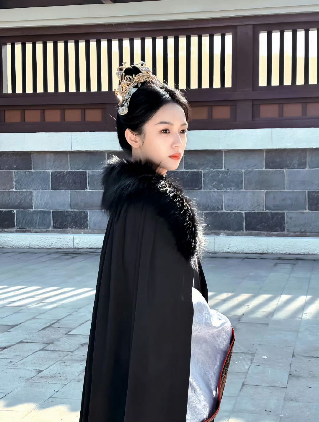 周也 帝女气场周也饰演的禾晏，殿前陈词泣血震朝堂，武将朝服裹帝女气场。坚韧内核藏