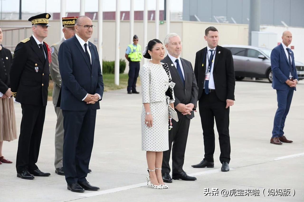 原来思蕊梵公主先于国王夫妇一步，到达法国巴黎！在迎接玛哈国王和苏提达王后的接机仪