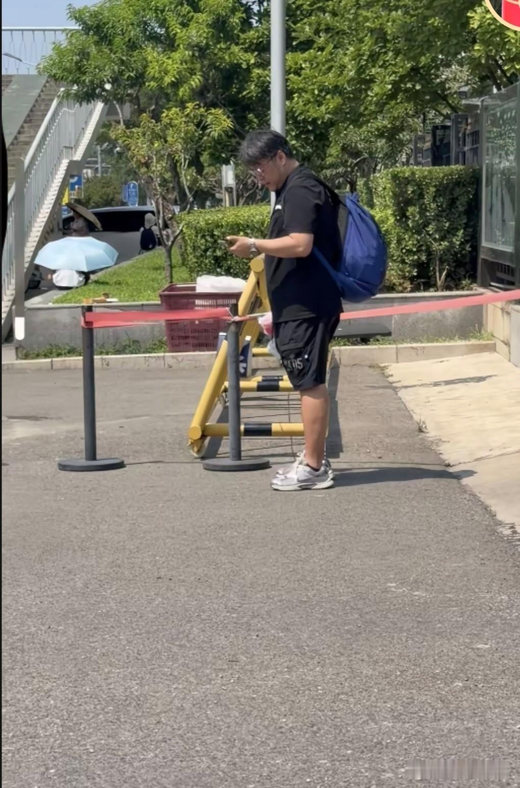 全锦赛开始，国乒教练组可以休假了。
昨天就看到邱贻可教练带着行李打车走了，孙逊教