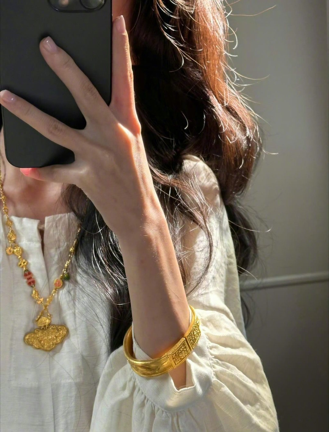 生活里没有怨气的女人特别值得尊敬，一个对往事绝口不提的女人自带贵气。做一个眉宇间