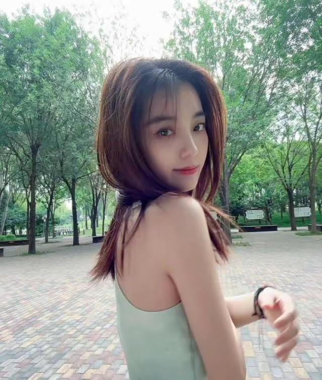 北舞校花万鹏出道即巅峰，身处名利场零绯闻。她凭什么不火?在演艺圈这个巨大的名利场