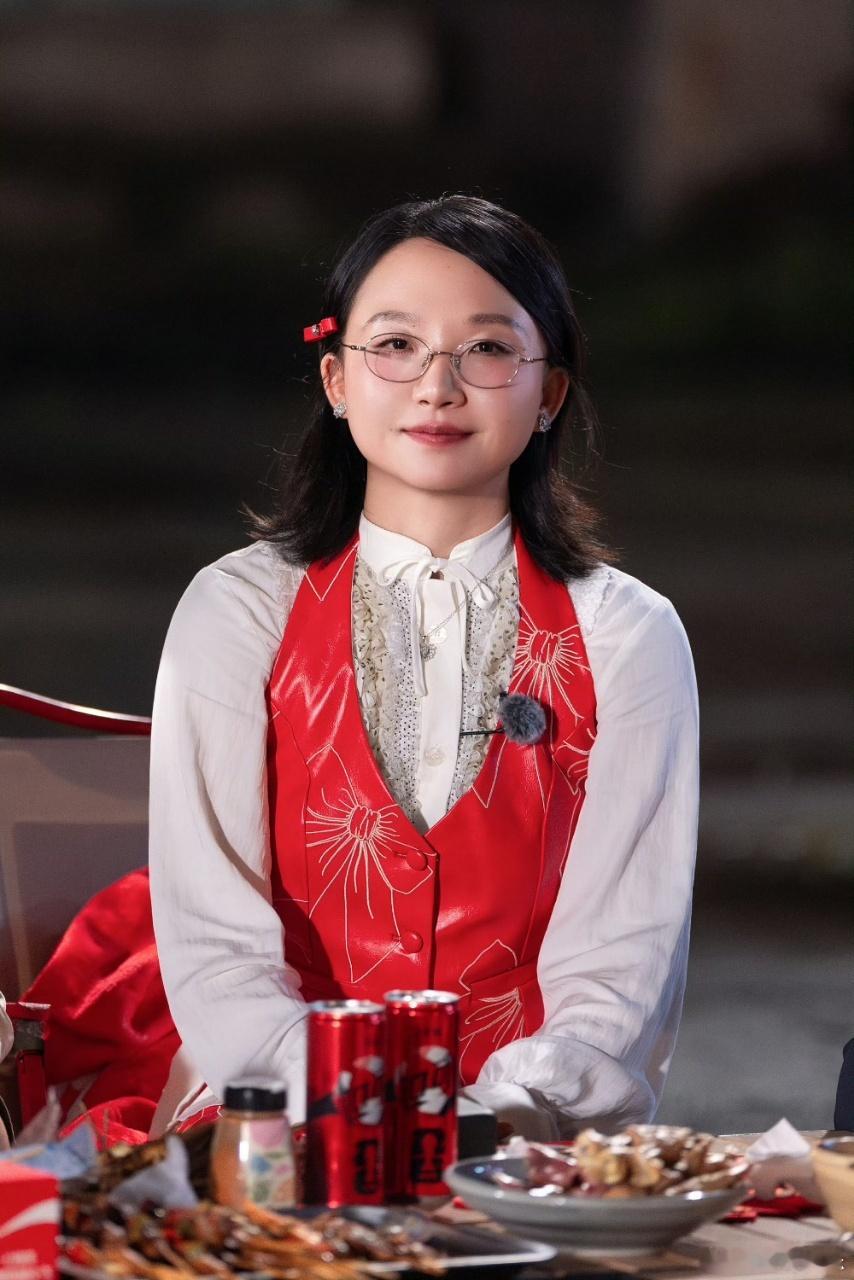 李嘉琦说贺峻霖有商业头脑沈月李嘉琦夸贺峻霖沈月：他真的太努力了！贺峻霖：有点脸皮
