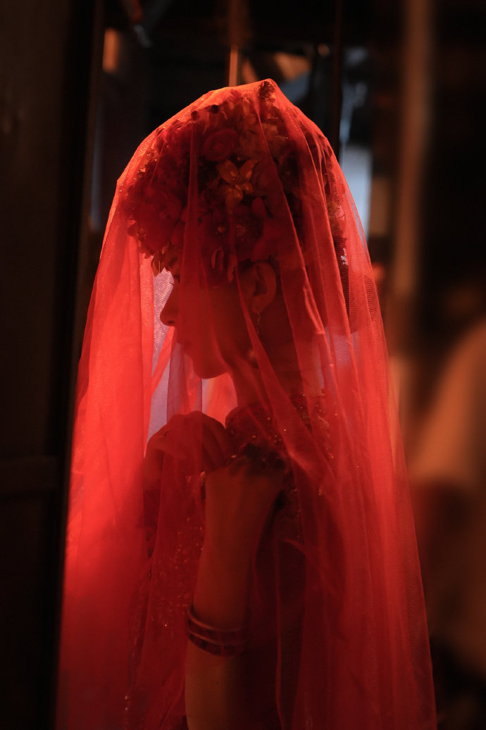 #赵丽颖李红樱簪花嫁衣出图#在众人的翘首期盼中，赵丽颖身着李红樱簪花嫁衣惊艳亮相