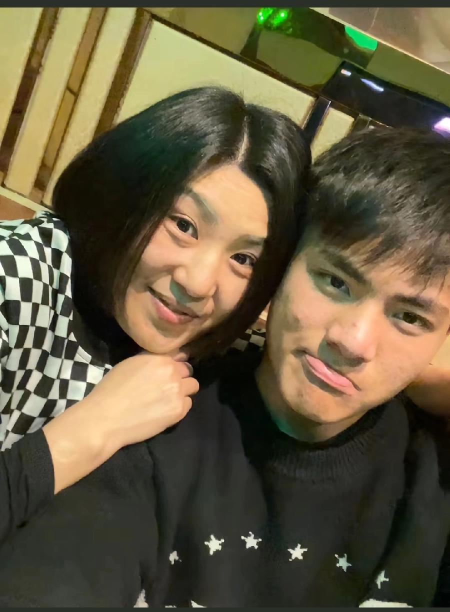 李昊与妈妈、姥姥，三人长得挺像的，而且越长越好看，李昊真帅！姥姥在南阳老家与亲戚