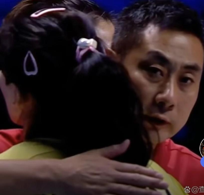 天津女排钢铁男儿主教练，也有柔情的一面！

在天津女排对阵云南女排的比赛中，李盈