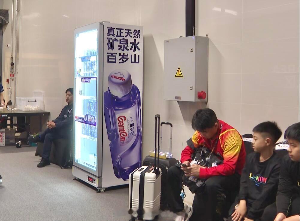 感觉王皓像是带俩娃在火车站候车。。[允悲] ​​​