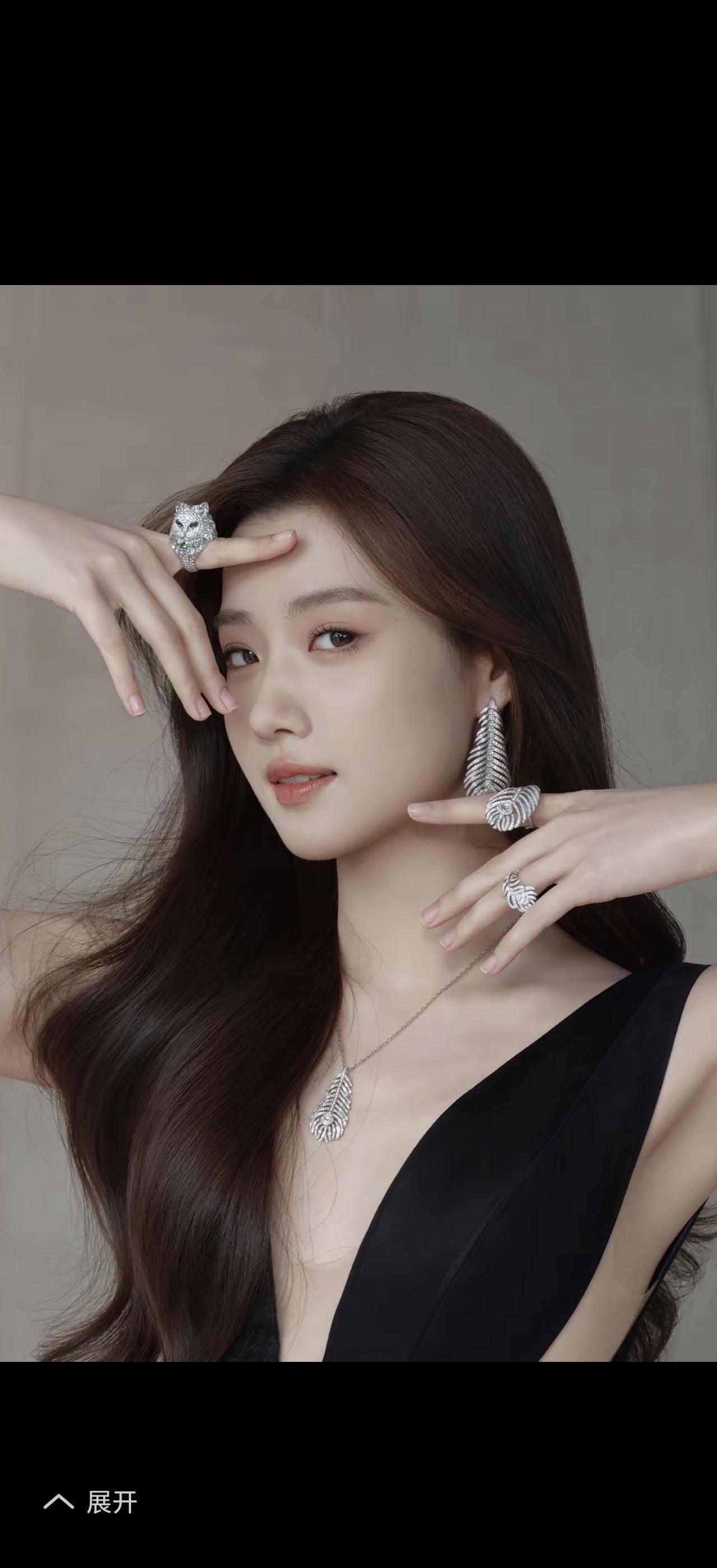 银饰映月华，美人如画来。