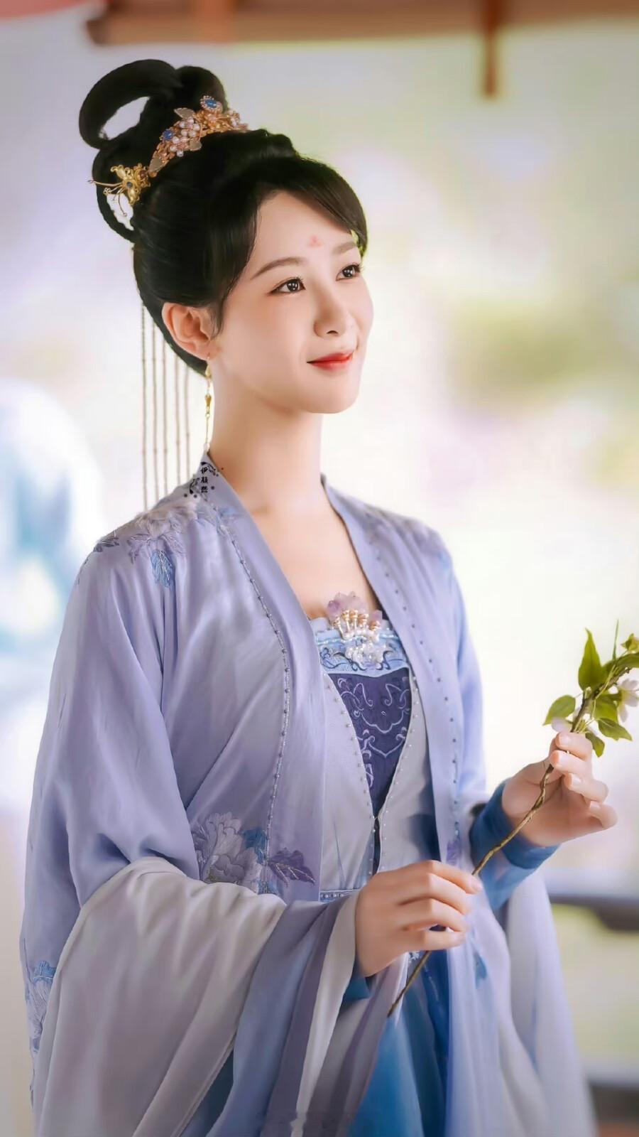 原来能号啕大哭时，还是因为知道有人听，盼着他会心疼，独自一人时，只会选择无声的落