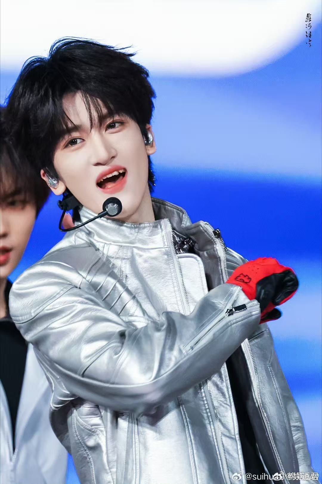 被周笔畅邓佳鑫合唱戳中 这场合唱最惊喜的就是邓佳鑫，他的声线清澈又有韧性，和成熟