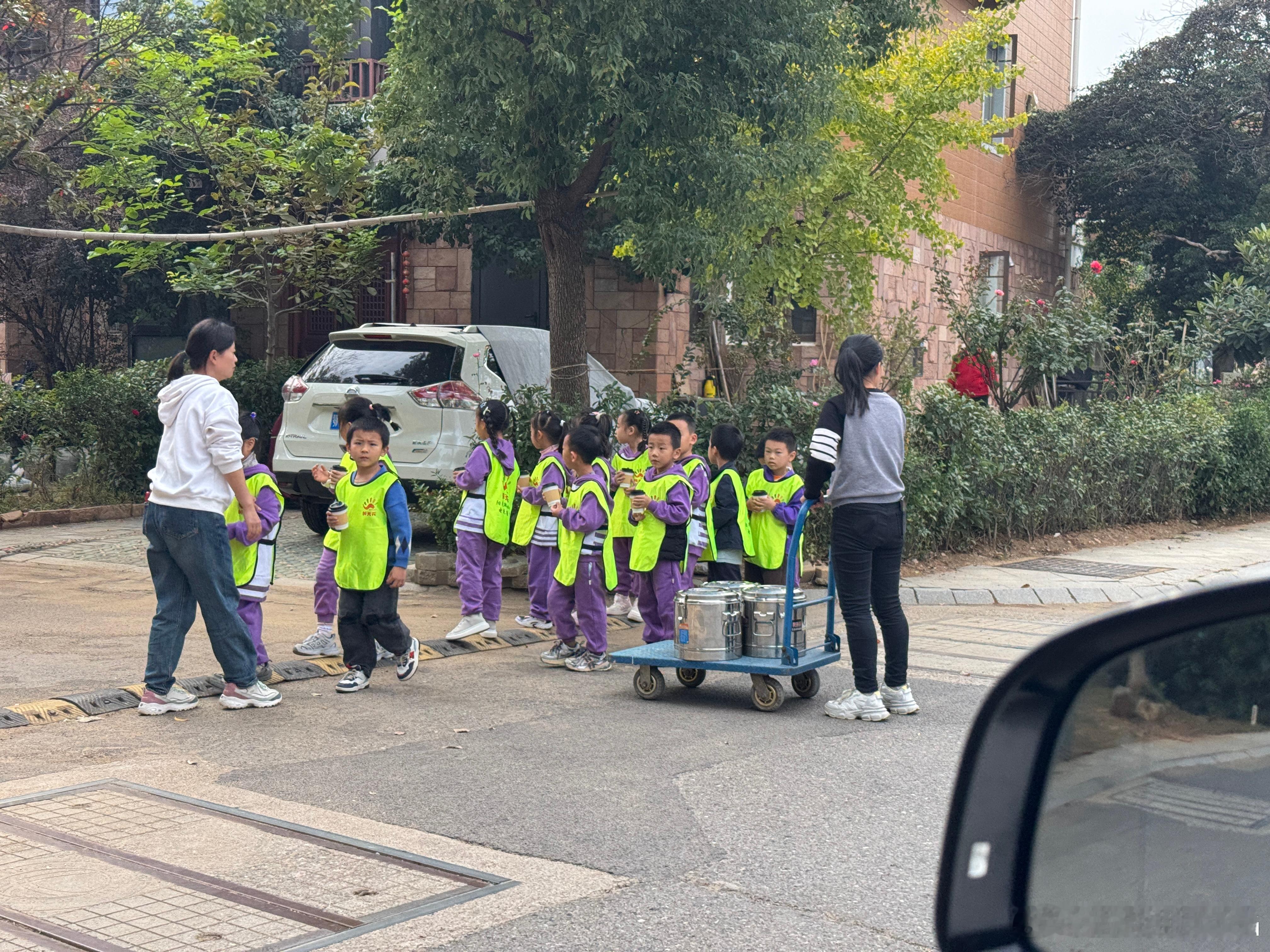 幼儿园小朋友们在小区里秋游，太可爱了 ，老师们也很可爱  ​​​