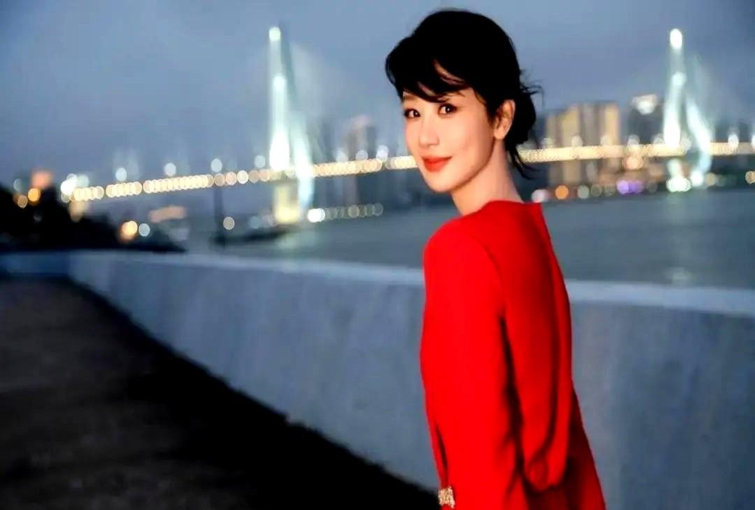 杨紫元旦晚会那条红裙，真有那么糟？

其实裙子本身是90年代复古剪裁，官方图港风