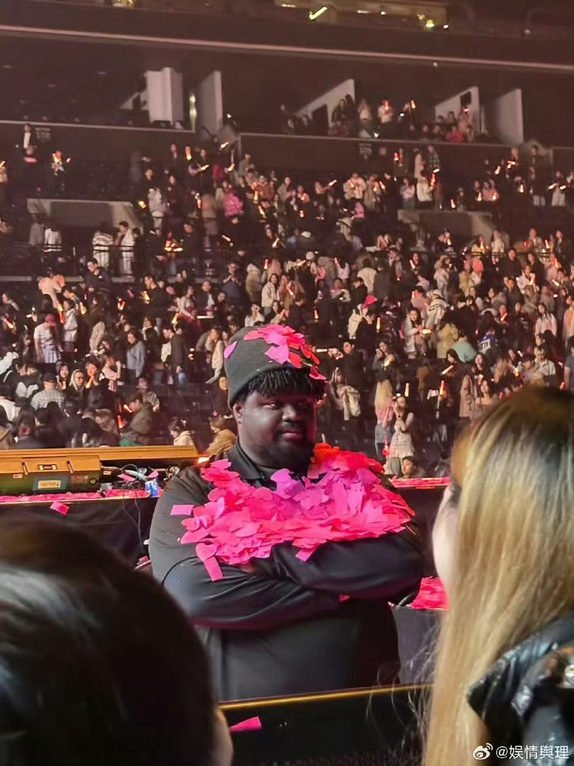 汪苏泷保镖的世界真变成粉红色了被汪苏泷和黑皮保镖的反差笑疯！保镖大哥一脸严肃，却