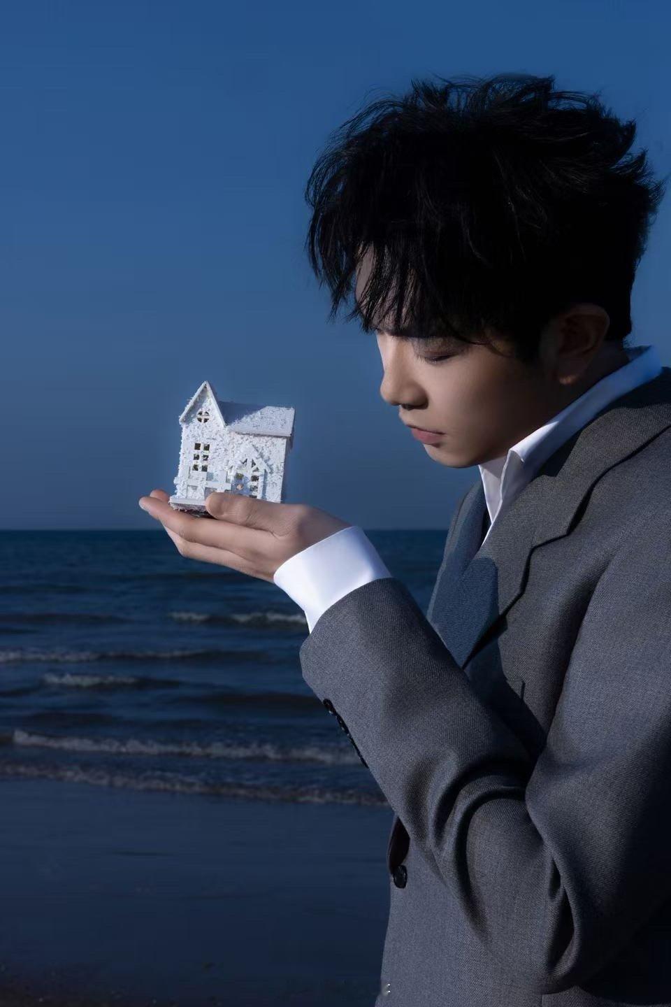 颜人中红包发了4个9999 颜人中简直绝了！跨年夜在四个粉丝群狂撒四个9999红