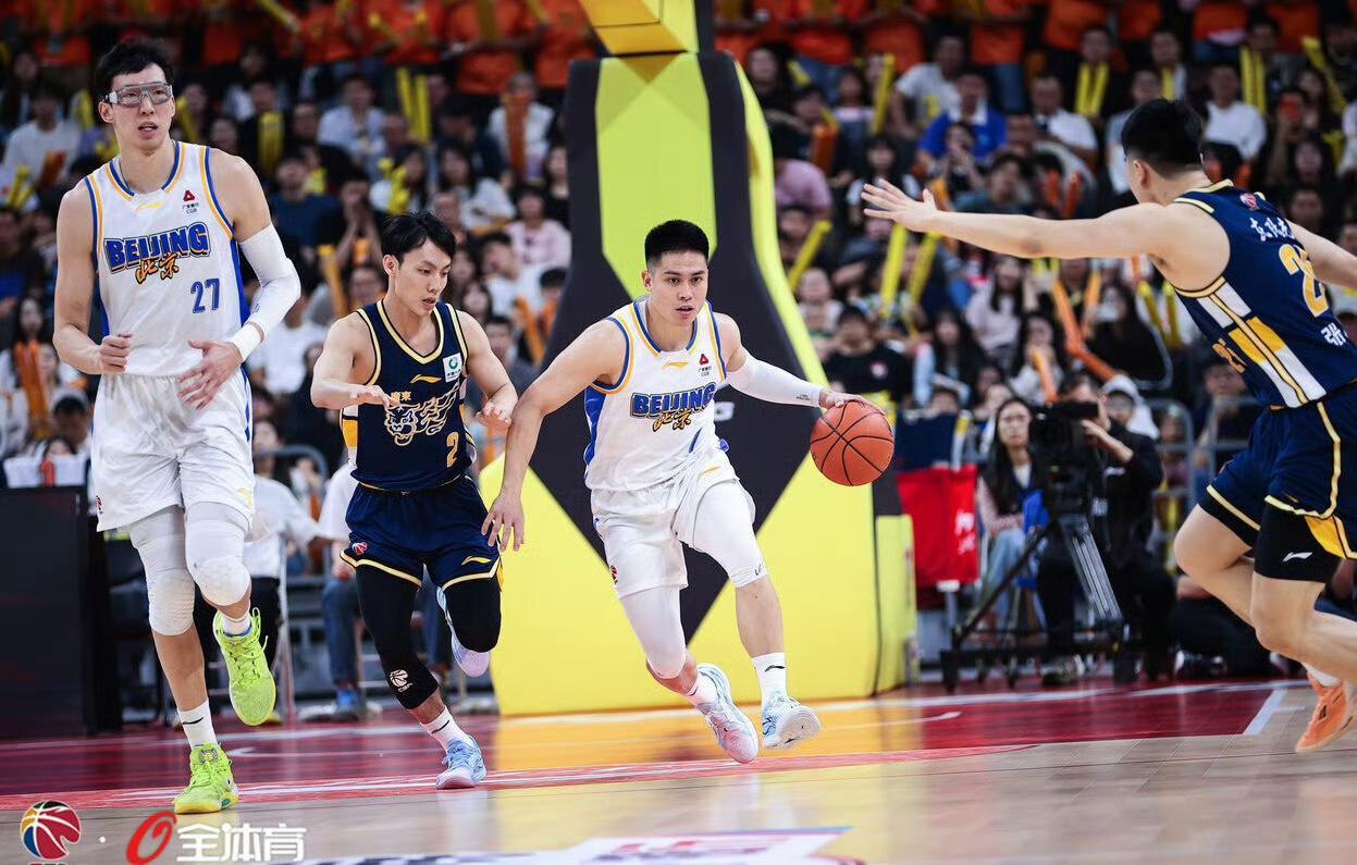 广东东莞城今晚现最糟心一幕，男女篮主场均遭绝杀。

3月27日晚，对于广东东莞这