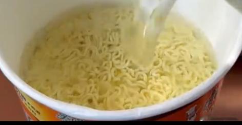泡面 换水 原来泡面换一次水会更健康吗？据说第一遍沸水冲泡，能冲掉面饼表面大量油
