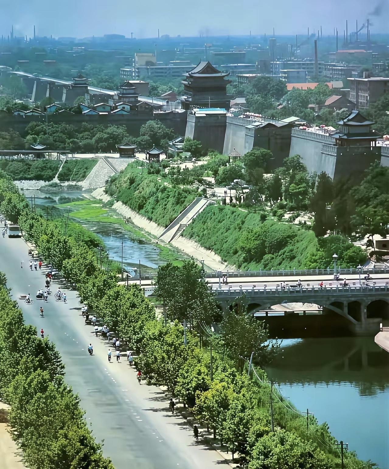 三四十年前，它已经是三百万城区人口的大城了。
然而，目之所及仍是田园般的景色。