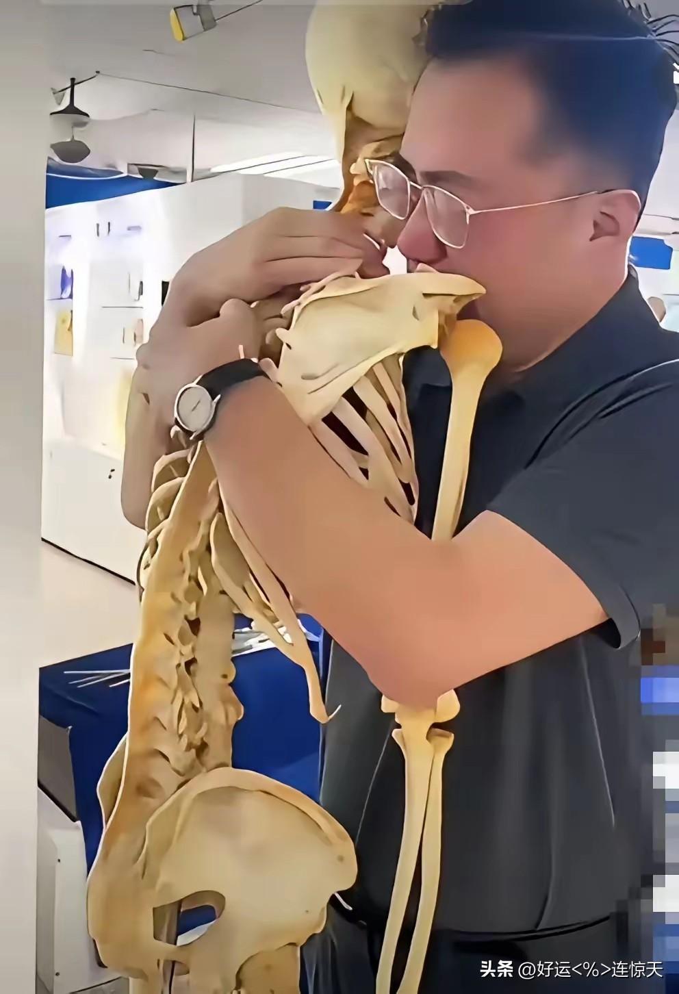 看哭了！男子抱着一具骨骼失声痛哭，这是我们最该尊敬的大体老师！
 
看哭了！一名