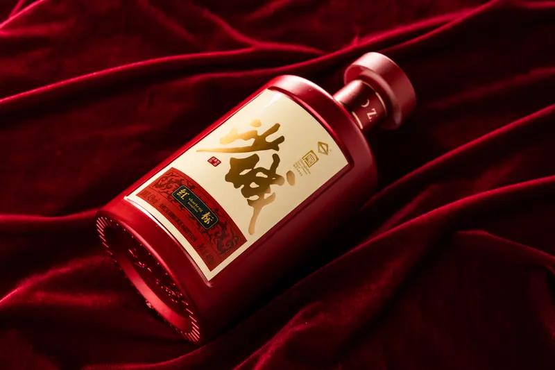 看到“饮尽杯中绝情酒”这个上联，瞬间感觉一股悲凉意境扑面而来。这上联把那种决绝又