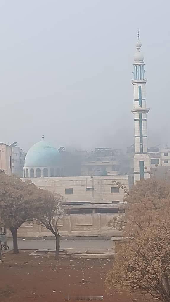 据媒体报道，当地时间12月26日，叙利亚中部霍姆斯市的一座伊玛目阿里什叶派清真寺