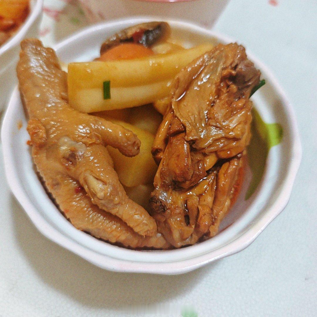 海哥的小厨房 他:你别走远，帮我一起嘛所以他还有助手了我:没有我，你可怎么办呐他