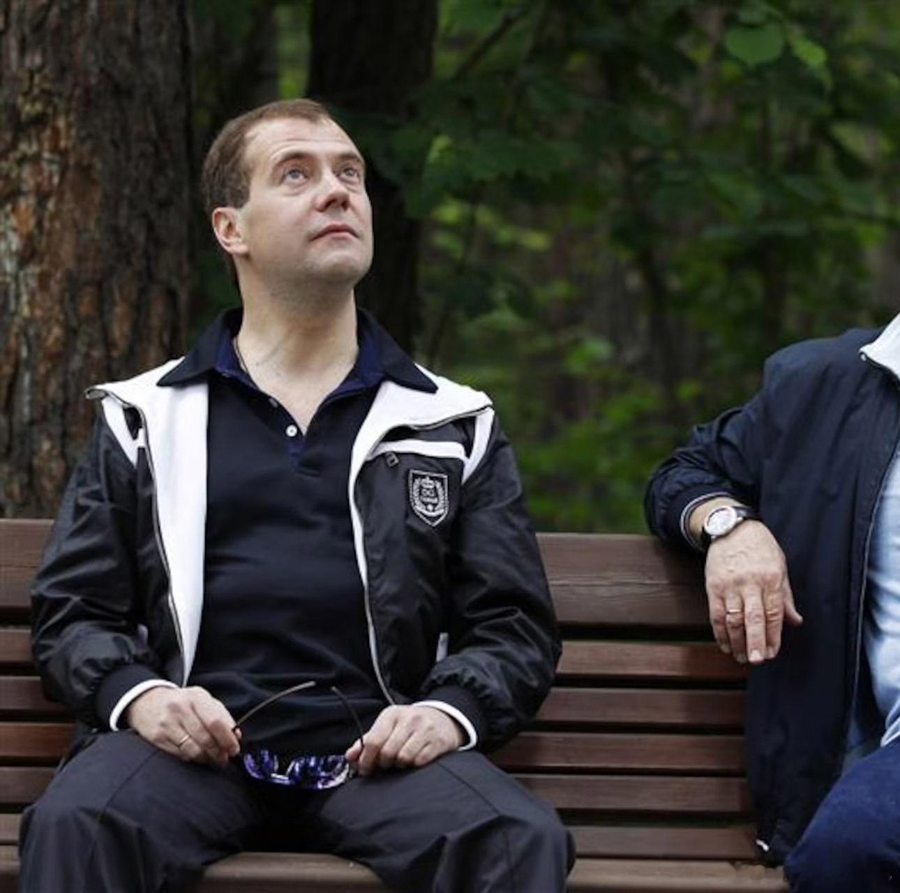 杰夫的最新论文杰夫：美国正准备进攻格陵兰岛，选择攻击该岛本身，而非所谓的跨大西洋