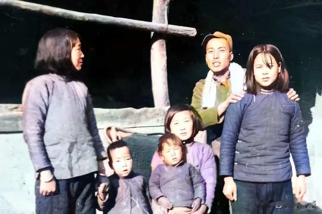 三个大人，两个孩子，被迫和这个日本鬼子留下了这张合影，在日本鬼子侵略践踏我们国土