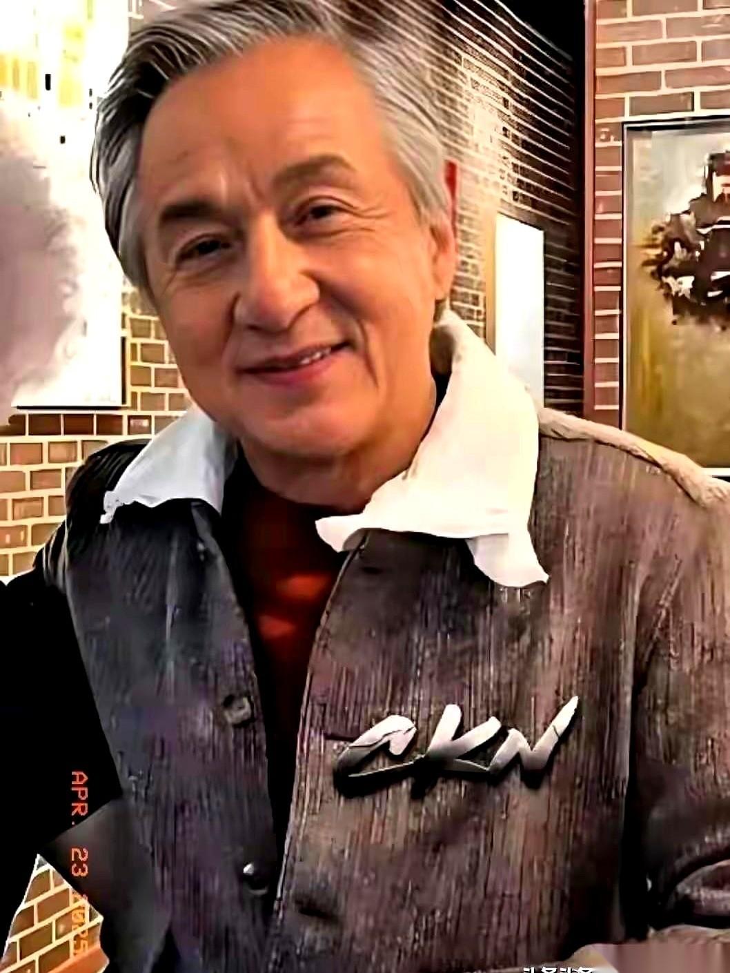 很多人不知道，成龙至今还在用最原始的短信。
电话递过去想加个微信，他直接摆摆手，