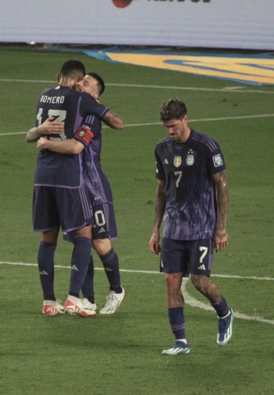 德保罗感到失落的时候，梅西是这么干的？[捂脸]本是同根生相煎何太急，当面一套，背