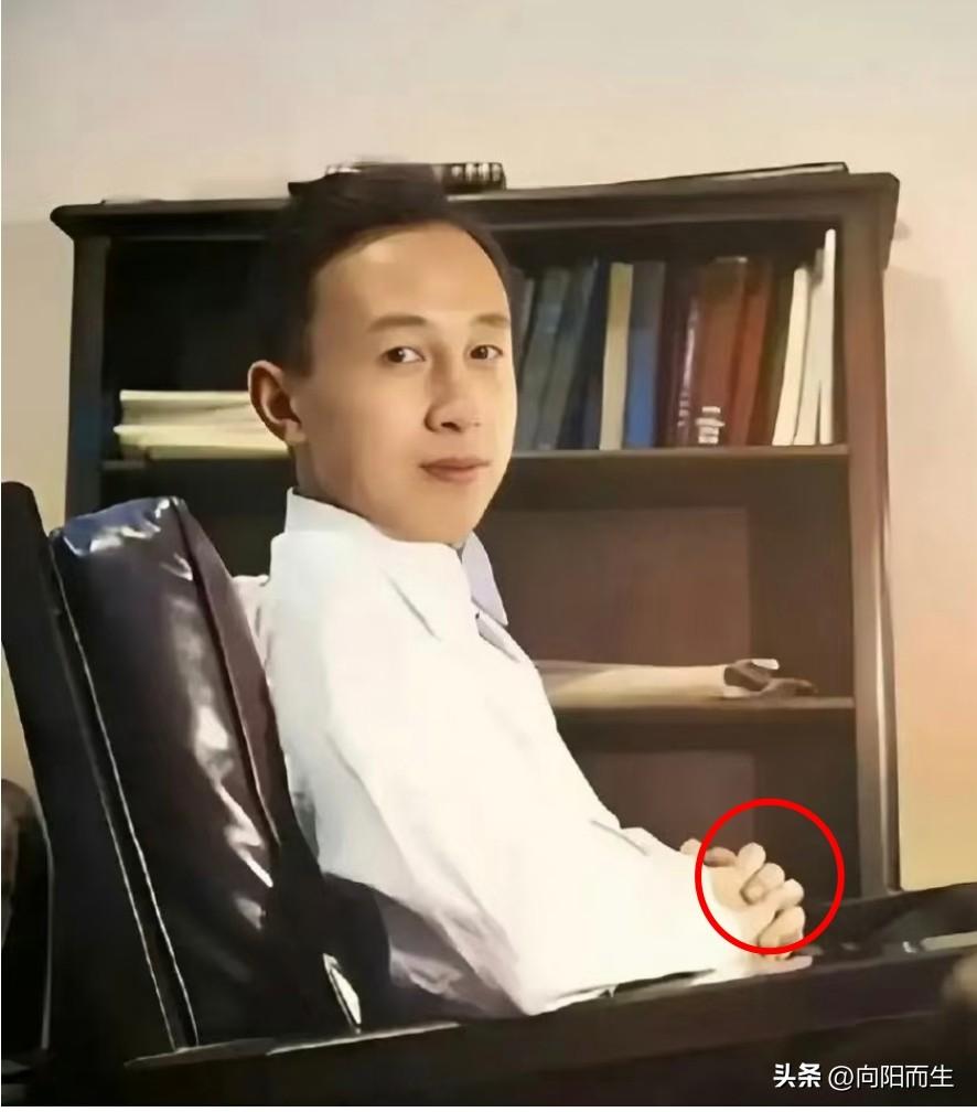 近几日外边乱成一锅粥，
满屏的消息看得人心慌！
很多人这才回过味儿来，钱学森老爷