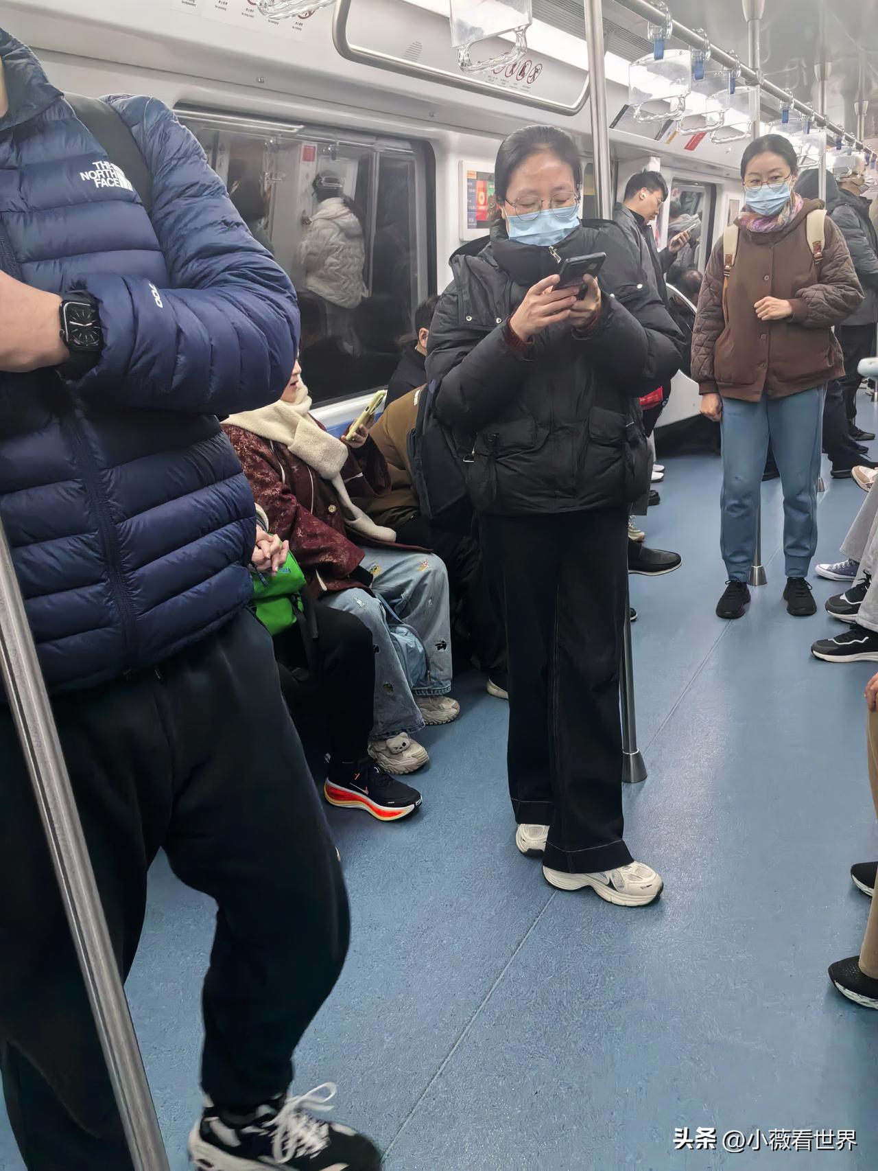 坐地铁回乡下，地铁上人还不少，虽然没有水泄不通，但也算是座无虚席了。

发现了不