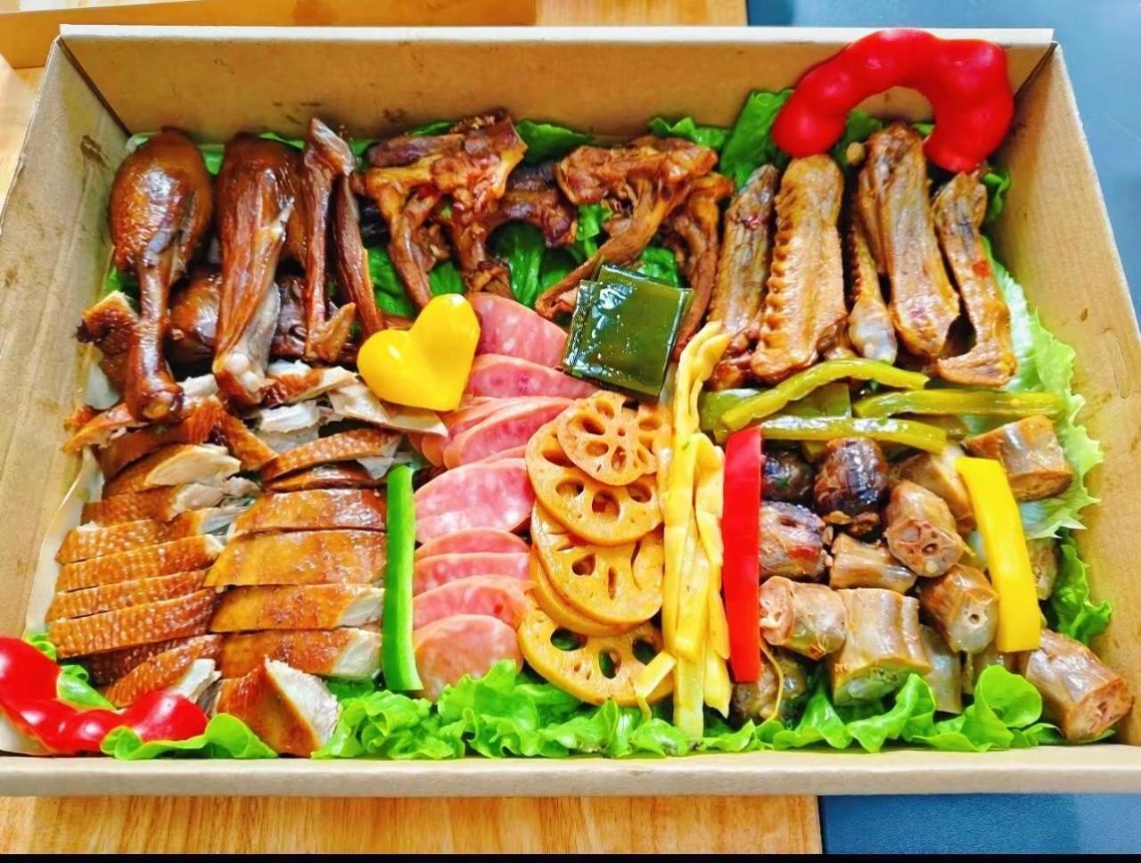 李不晚。大盐亭也有好吃的卤味拼盘下酒又下饭，闺蜜下午茶来一，朋友聚餐来一份，孝敬