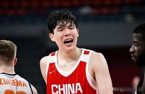 中国男篮65-60战胜荷兰男篮。整场比赛看完完完全全后卫线和其他人脱节，完全不在