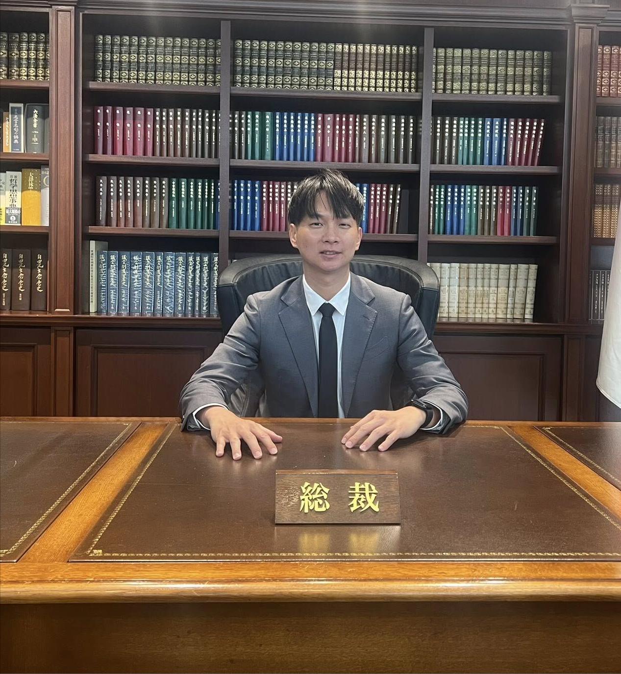 台湾民众党干部坐高市早苗办公桌遭网友骂翻
台湾民众党主席黄国昌本周率团访日，在拜