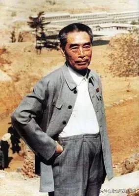 割麦背麦
        1948年，西柏坡，麦收季节。
        周总理
