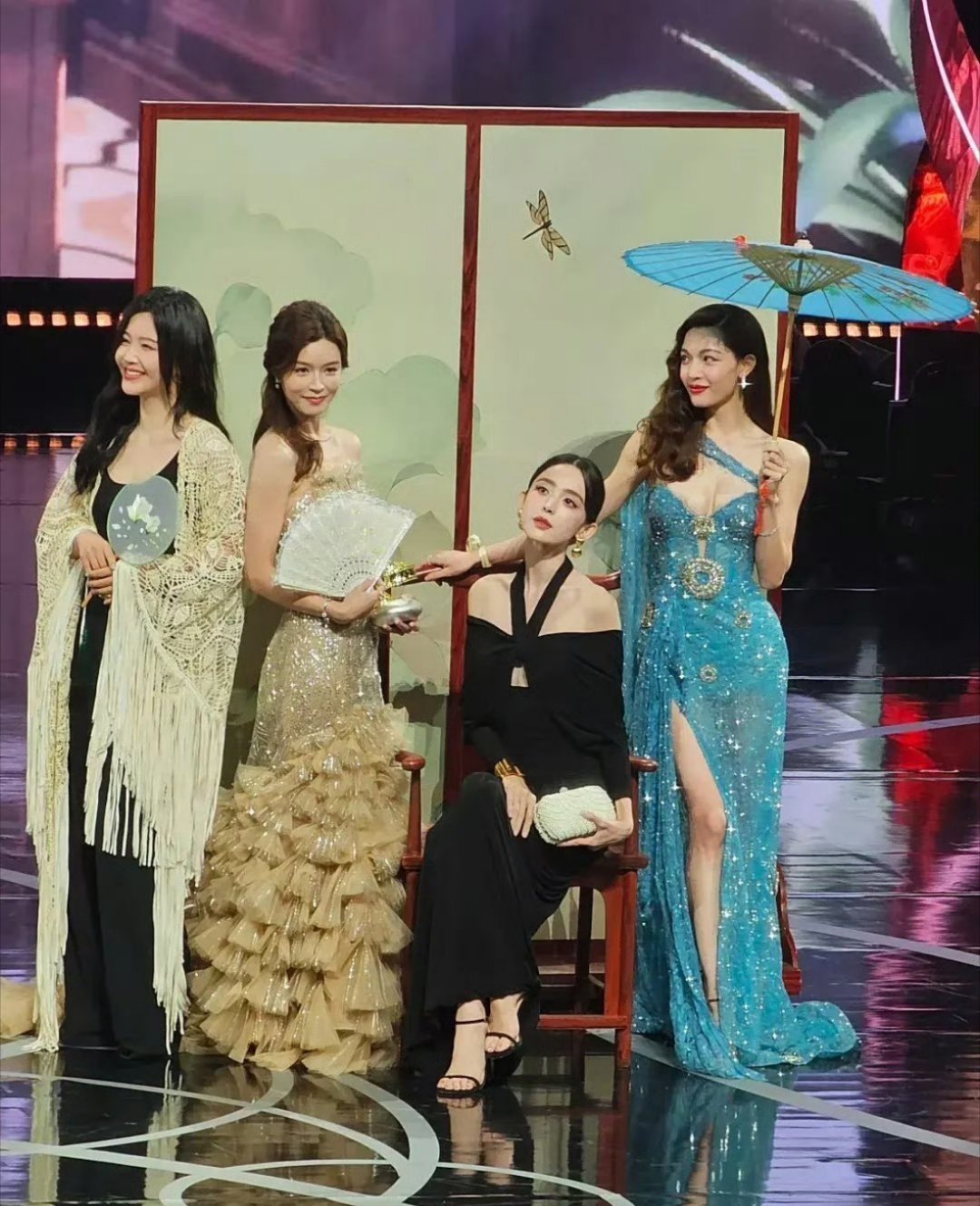 大美女从来不怕对比，一眼就看到了娜扎。 ​​​