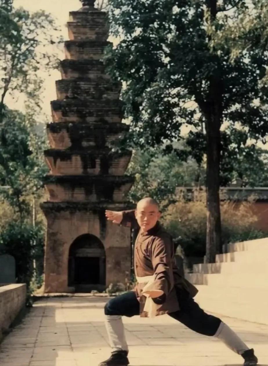 这是16岁的释永信，
他原名叫刘应成，安徽颍上县人士，1981年到少林寺出家为僧